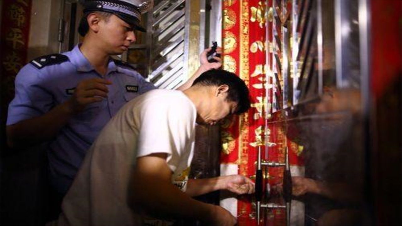 安龙三心锁具开锁公司请开锁师傅开了锁后，师傅为什么一般都不进门，就算主人请也不进去？